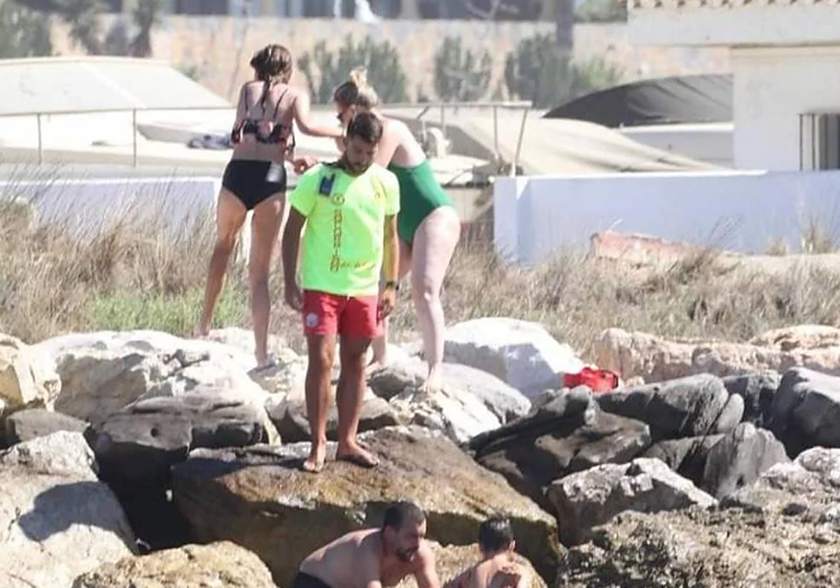 Un socorrista actúa en cooperación con la ciudadanía para evitar ahogamientos en una playa de Marbella
