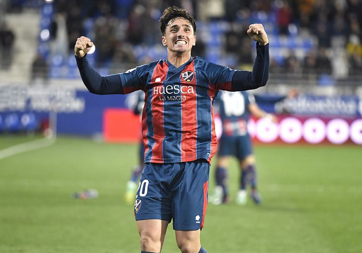 Ignasi Vilarrasa celebradno una victoria con la SD Huesca tras terminar un partido