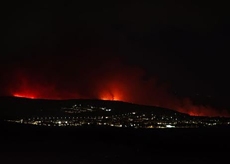 Imagen secundaria 1 - Incendio en Ávila visto desde Piedralaves (foto grande), Los Molinos (abajo izquierda) y la Atalaya de Los Picozos (abajo derecha)