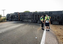 La salida de vía de un camión obliga a cortar la A-62 a su paso por Ciudad Rodrigo (Salamanca)