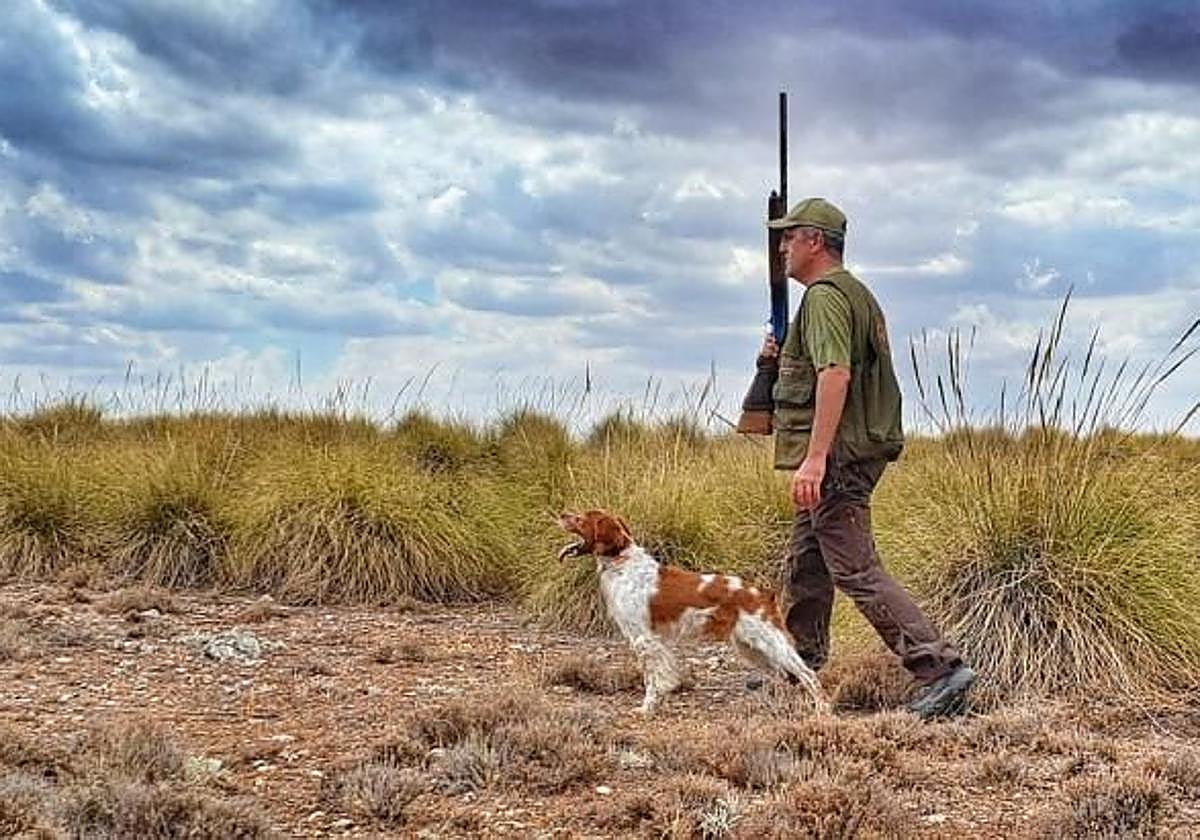 Un cazador con su perro