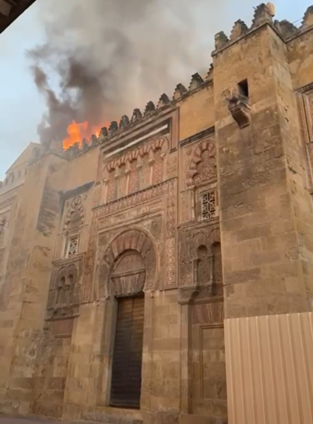 Las imágenes del inquietante incendio en la Mezquita de Córdoba