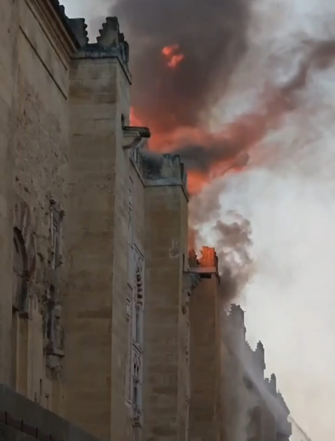 Las imágenes del inquietante incendio en la Mezquita de Córdoba
