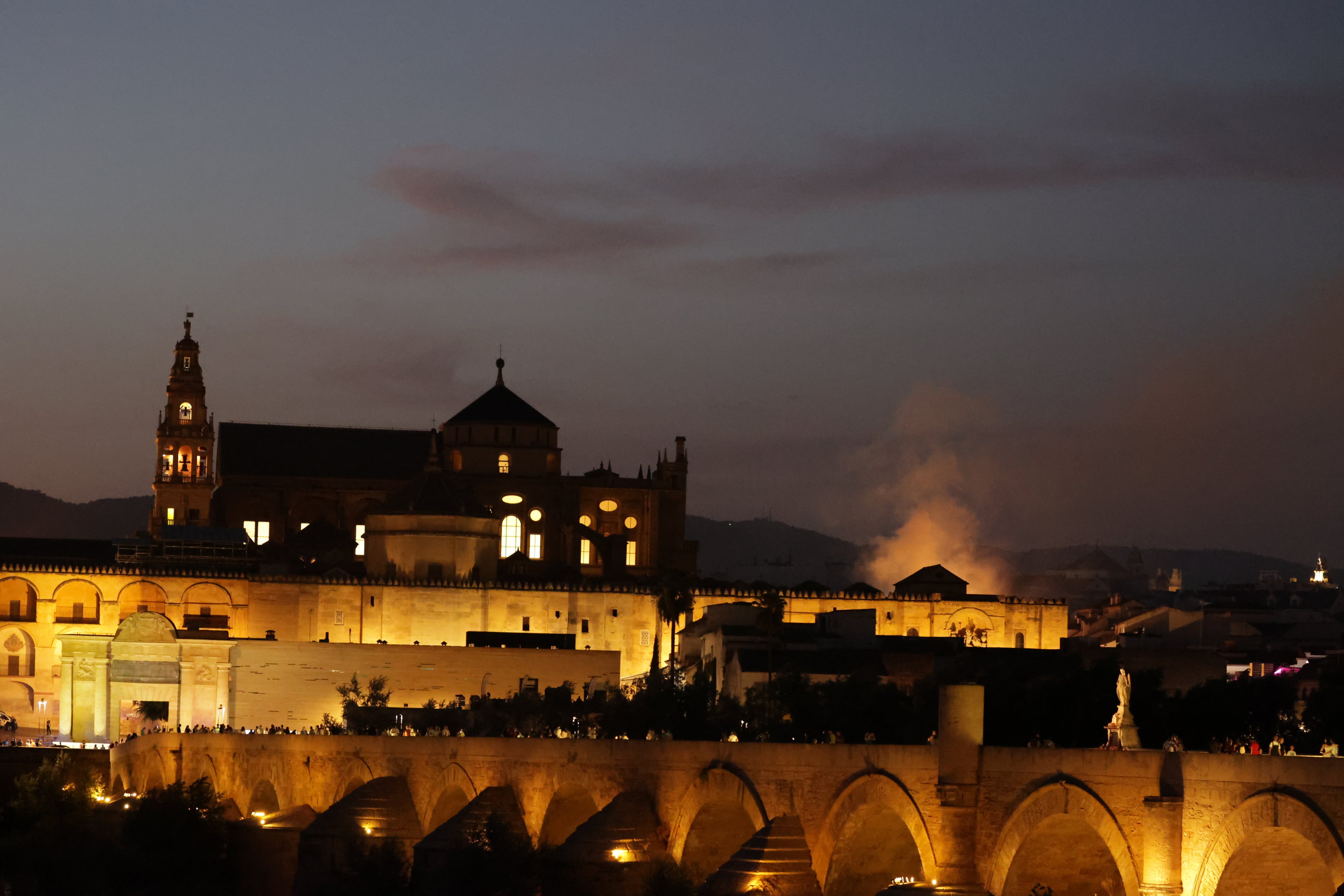 Las imágenes del inquietante incendio en la Mezquita de Córdoba