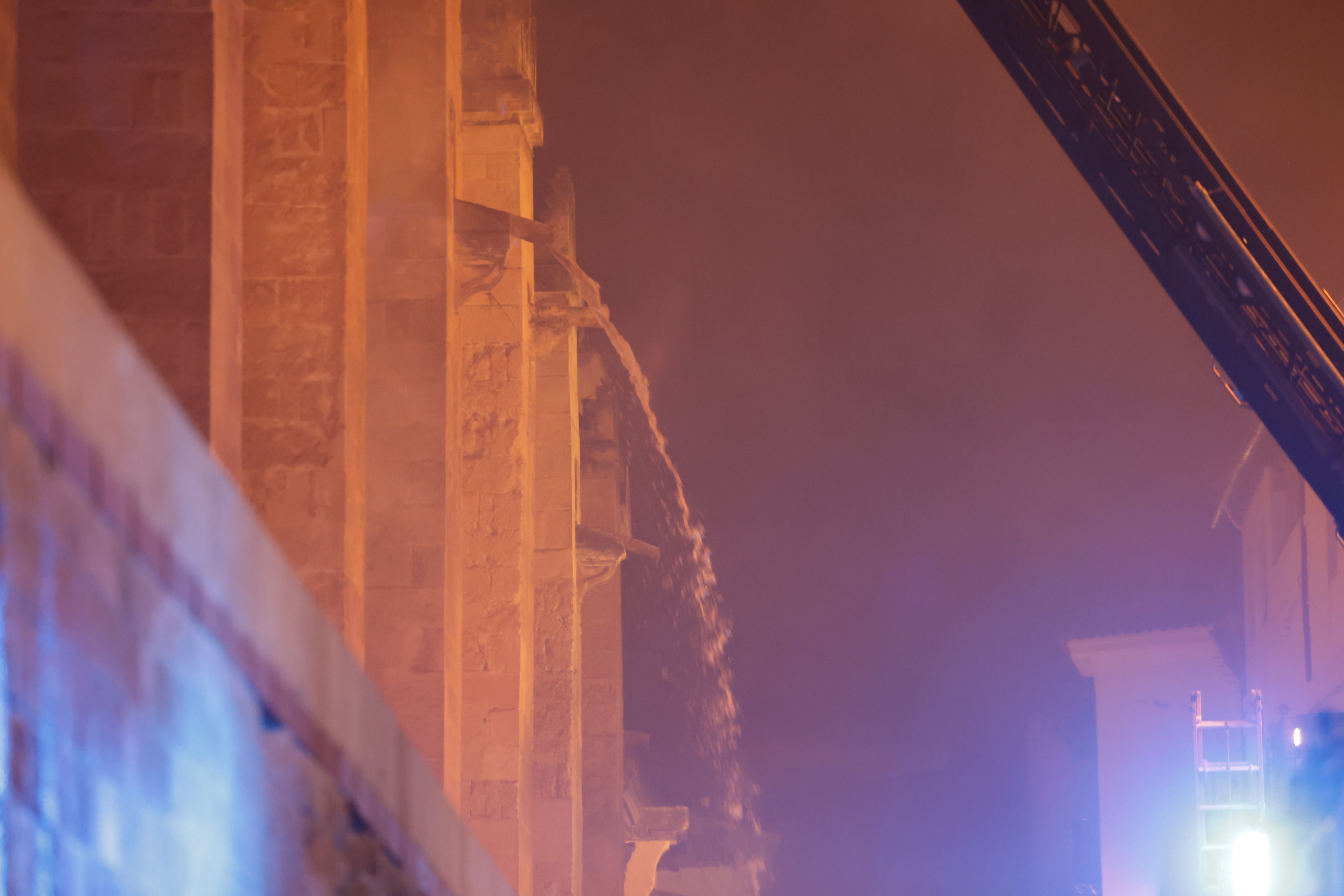 Las imágenes del inquietante incendio en la Mezquita de Córdoba