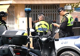 Cuatro detenidos de una familia por pegar a policías en Alicante: «Te vas a ir en una caja con los pies por delante»
