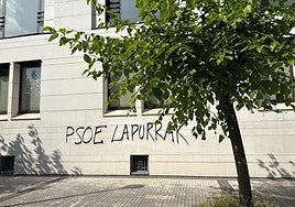 El PSE denuncia pintadas en su sede de San Sebastián en las que se les tilda de «ladrones» en vasco