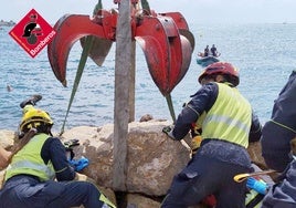 Bomberos trabajan en el rescate del hombre sepultado bajo grandes rocas con ayuda de una grúa en Alicante