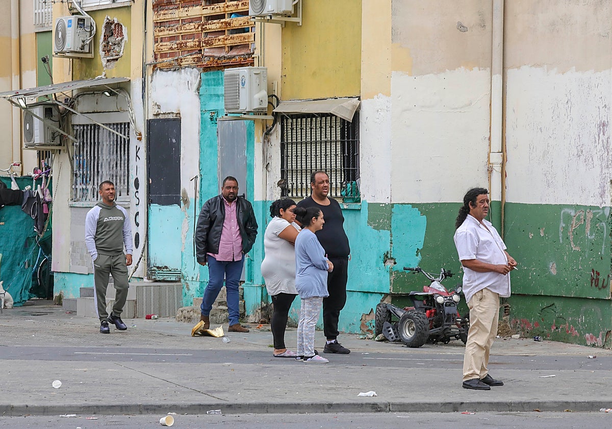 Vecinos de las Tres Mil Viviendas, uno de los más deprimidos de Sevilla