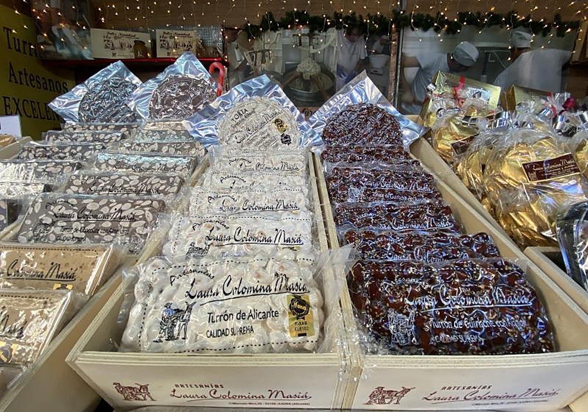 Turrón de Jiijona y Turrón de Alicante a la venta en la Feria de Navidad del municipio alicantino