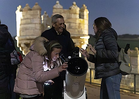 Imagen secundaria 1 - Imágenes de los cielos de La Moraña (Ávila), una observación astronómica en Valladolid y San Pedro Cultural, en Becerril de Campos (Palencia)