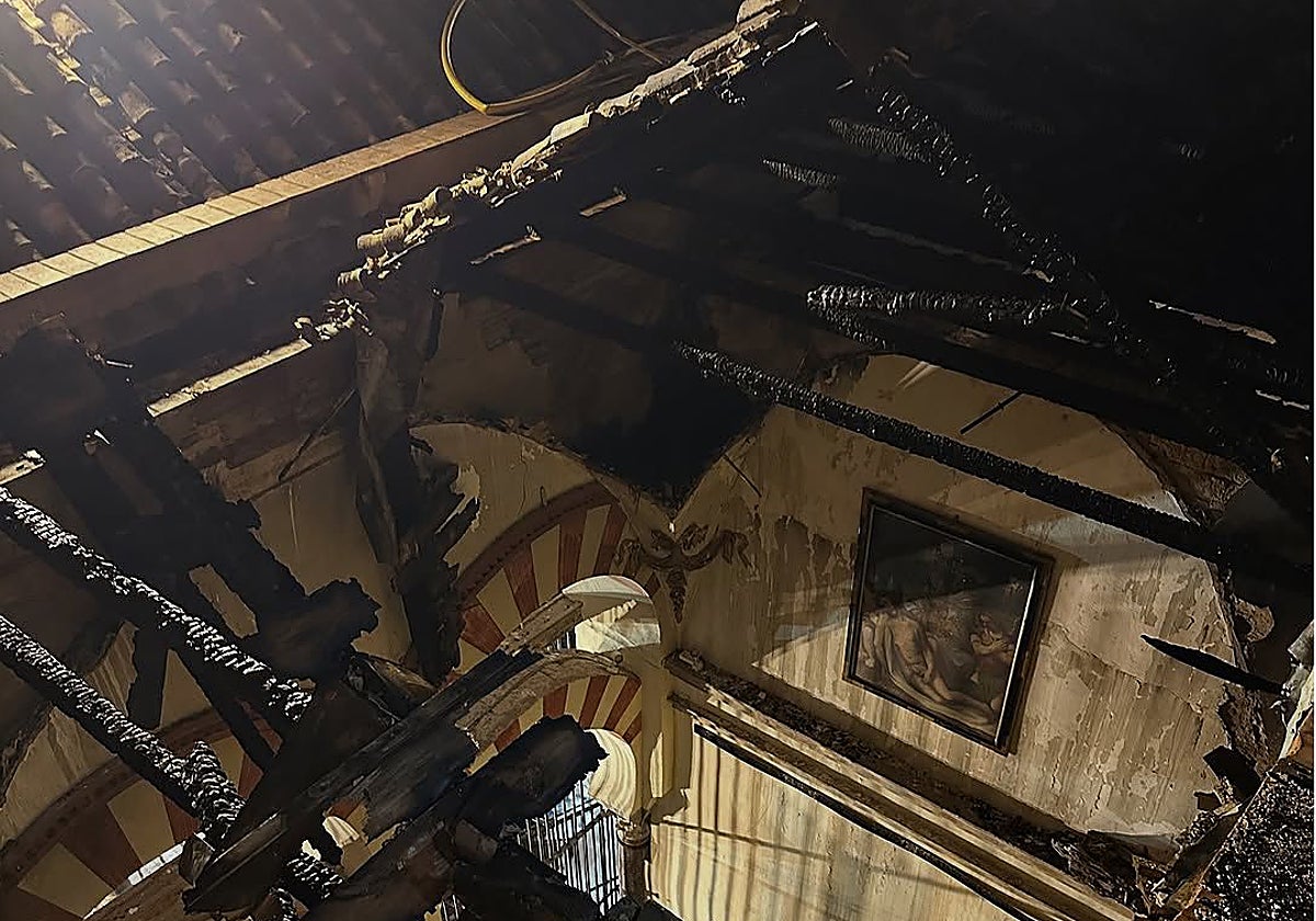 Cubierta colapsada de la capilla de la Mezquita de Córdoba incendiada