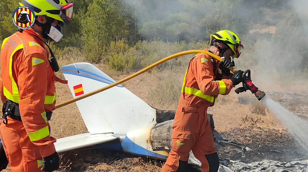 Bomberos extinguen el fuego que ha destruido la avioneta en Requena (Valencia)