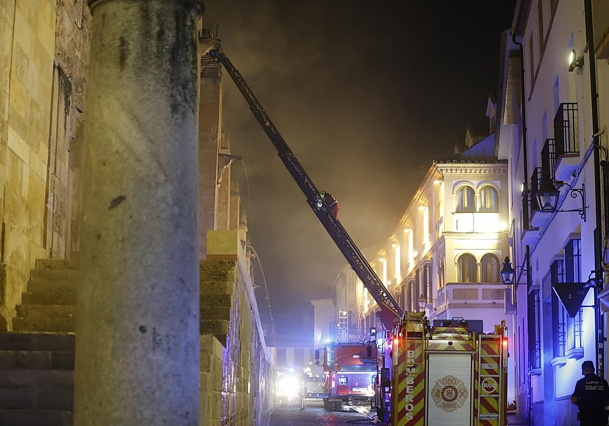 Un bombero se dirige a atacar el fuego desde el exterior de la Mezquita-Catedral