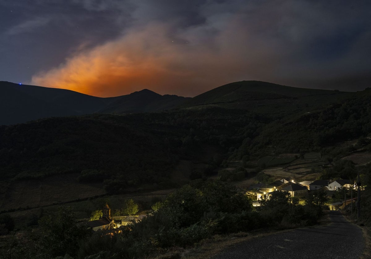 Vista del fue que amenaza Chandrexa de Queixa