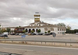 En la imagen, hotel-restaurante donde se han refugiado los turistas perseguidos