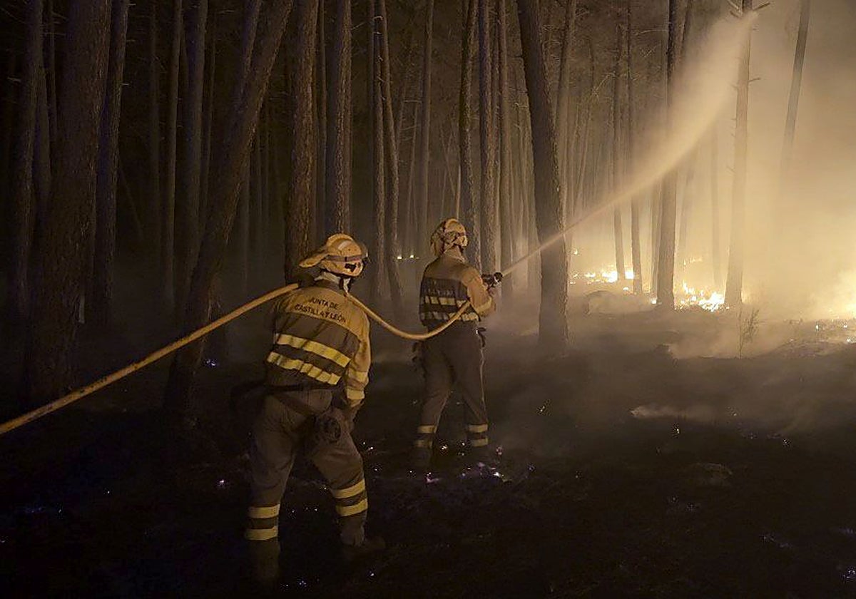 Incendio forestal en el término de San Bartolomé de Pinares (Ávila)