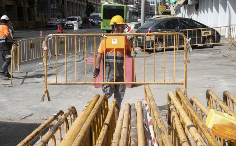 Imagen principal - Trabajadores que tienen que desarrollar su labor al aire libre pese a las altas temperaturas.