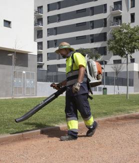 Imagen secundaria 2 - Trabajadores que tienen que desarrollar su labor al aire libre pese a las altas temperaturas.