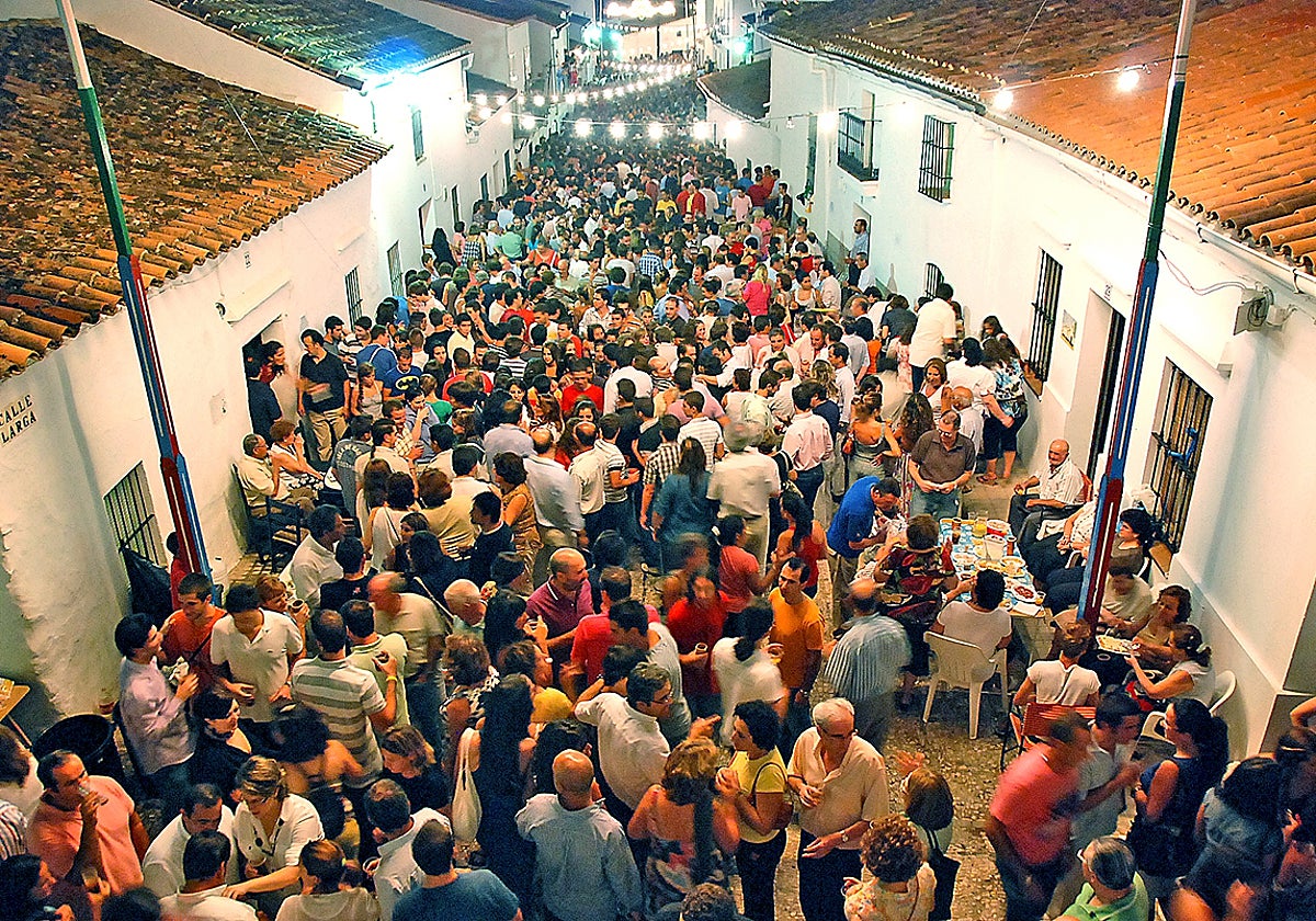 Celabrantes en la Calle Larga de Higuera de la Sierra