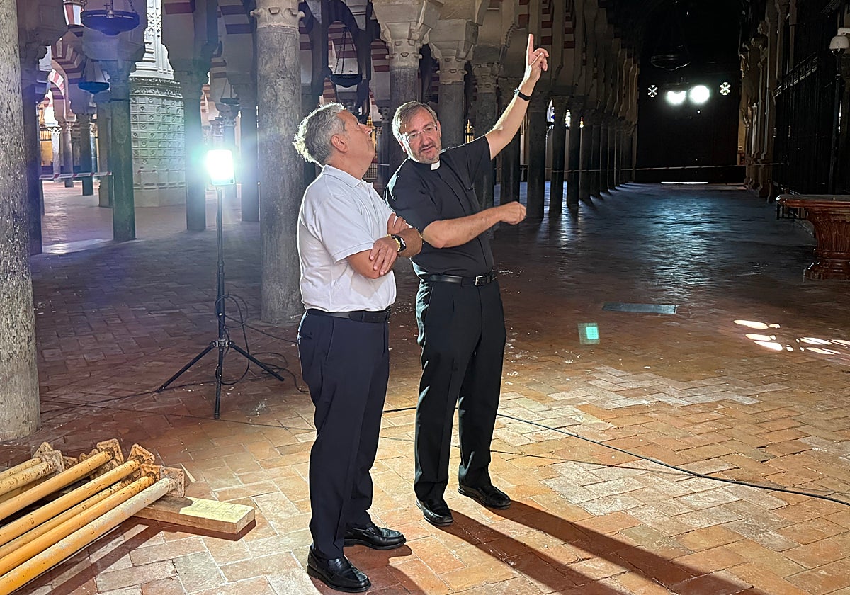Salvador Fuentes junto al deán-presidente del Cabildo Catedral de Córdoba en la Mezquita