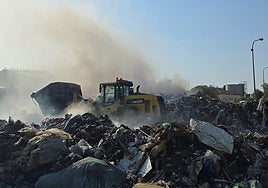 Arden toneladas de basura y otros residuos en una planta de reciclaje de la provincia de Toledo