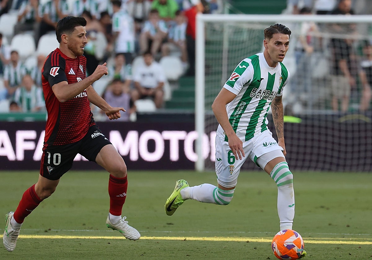 Álex Sala conduciendo el balón frente al CD Mirandés