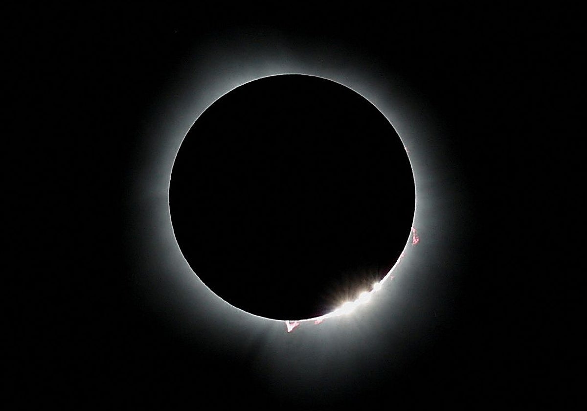 Imagen del eclipse solar total del 8 de abril de 2024 a su paso por Illinois, Estados Unidos