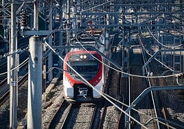 Más problemas con el tren en Andalucía: una catenaria rota deja tirado a un Media Distancia en Huelva