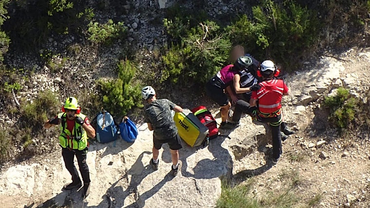 Bomberos en el rescate en Fontanars dels Alforins (Valencia), este domingo