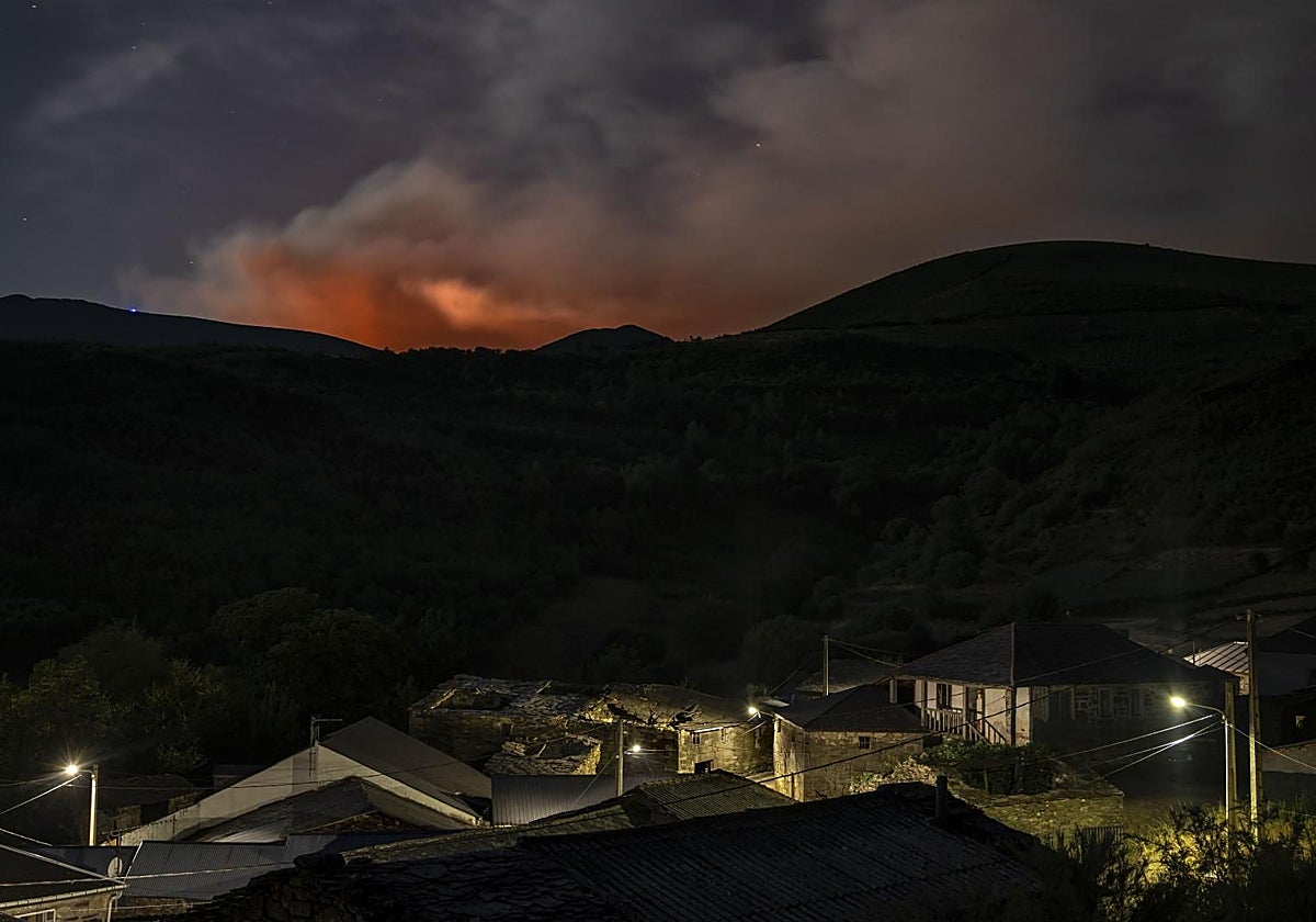 El incendio de Chandexa de Queixa avanza con más de 1.000 hectáreas afectadas