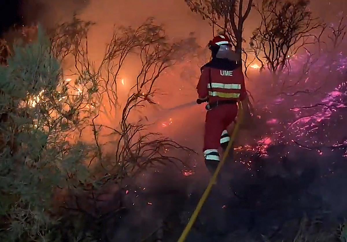 Miembro de la UME trabaja para controlar el incendio en Las Médulas