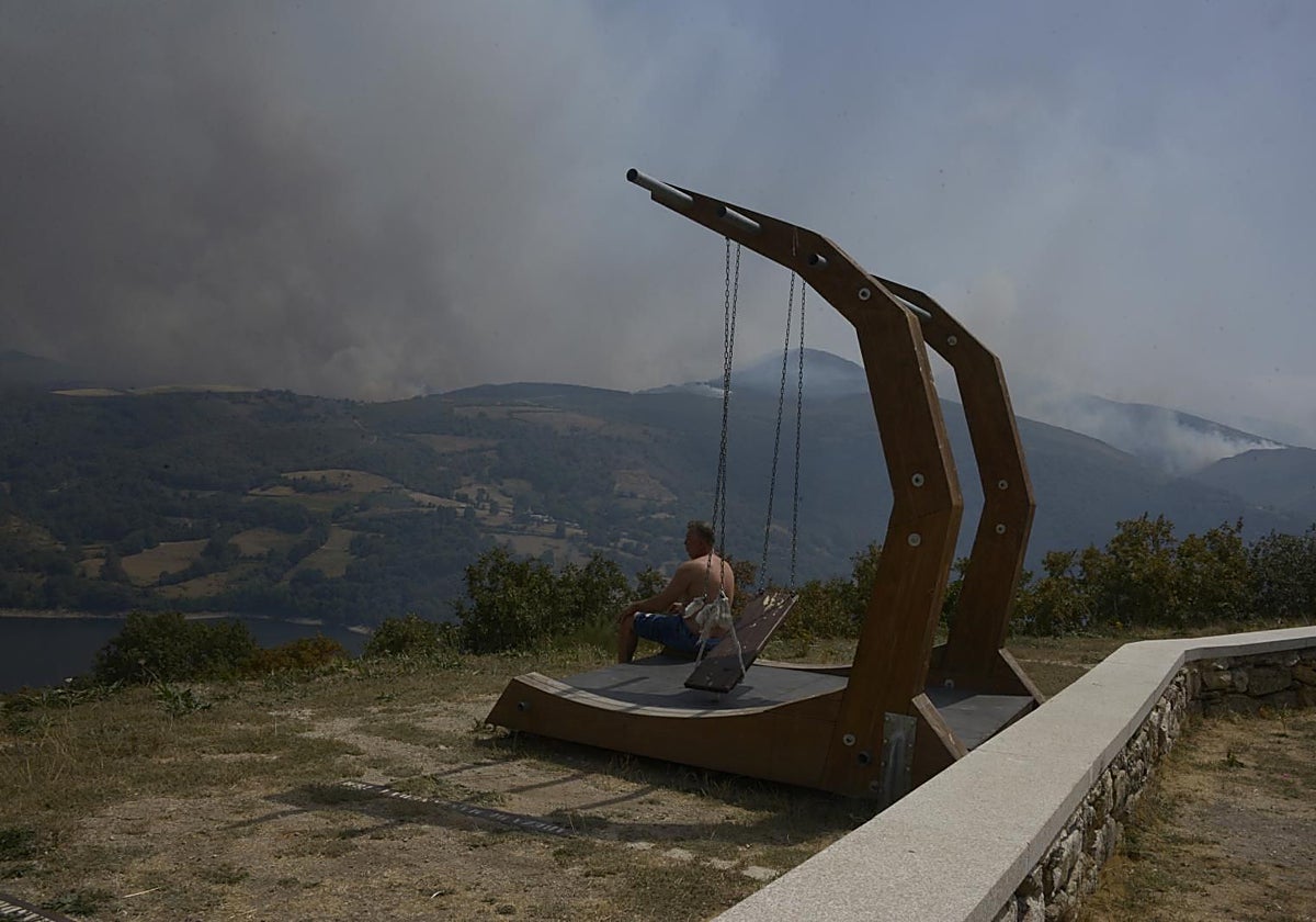 Un mirador de Chandrexa de Queixa, este lunes, con un columpio y vistas hacia el Macizo Central gallego