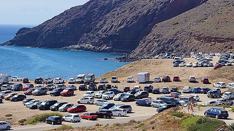 Vehículos aparcados junto a la playa del Corralete en el parque natural en una imagen de archivo
