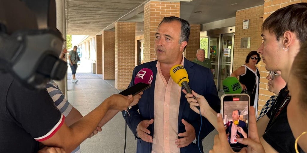 Moreno acusa a PSOE y PP de colaborar en C-LM y sitúa a Vox como única «alternativa al bipartidismo»