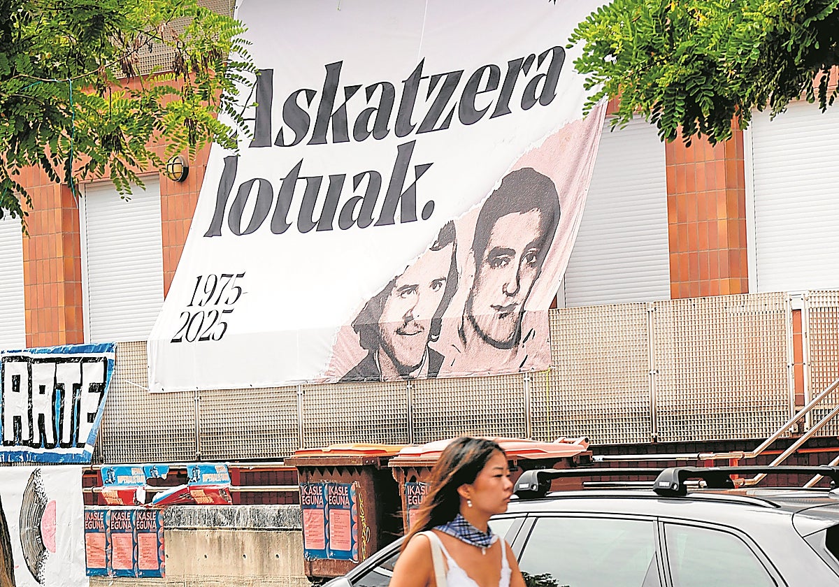 Pancarta que homenajea a dos etarras