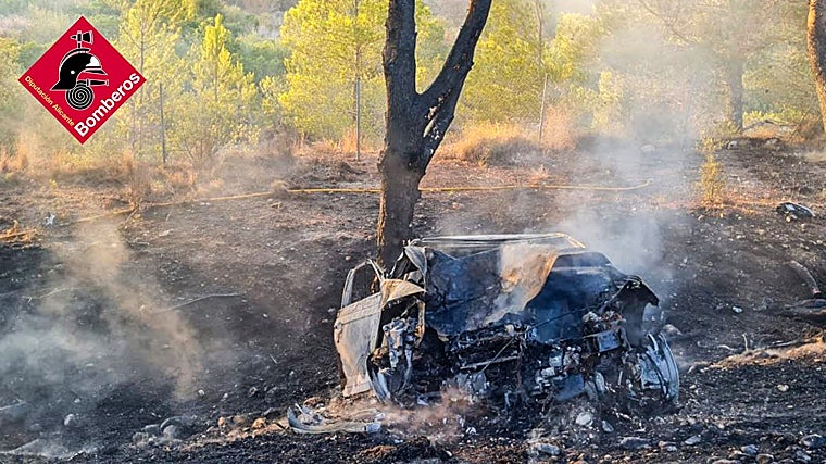 El fuego ha calcinado por completo un vehículo y se ha propagado en terrenos cercanos