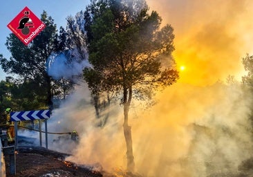 Rescatan de un coche en llamas a dos personas tras una colisión en Alicante con la colaboración ciudadana