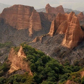 Castaños centenarios, acebos, cerezos salvajes, robles, encinas... El «espectacular» paisaje natural arrasado en Las Médulas
