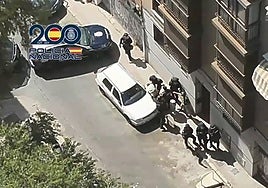 Los agentes de la Policía Nacional, en el lugar del suceso