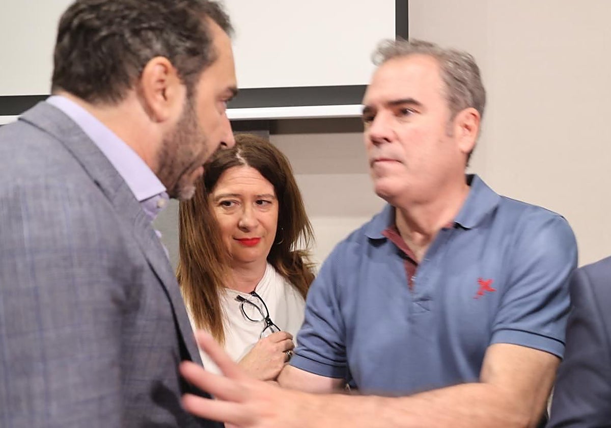 Javier Pérez Dolset (a la derecjha) dicute con Víctor de Aldama; en el centro, Leire Díez