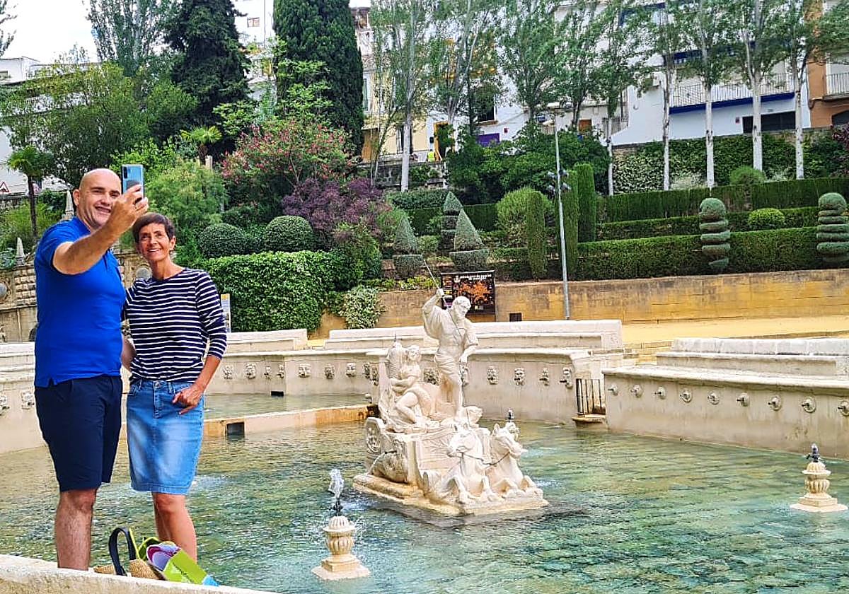 Turistas se fotografían en la emblemática Fuente del Rey