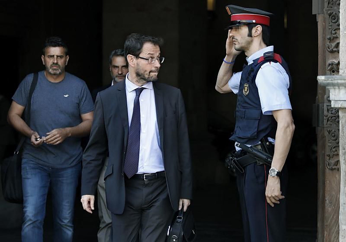 José Grinda sale del Palau de la Generalitat durante una operación policial