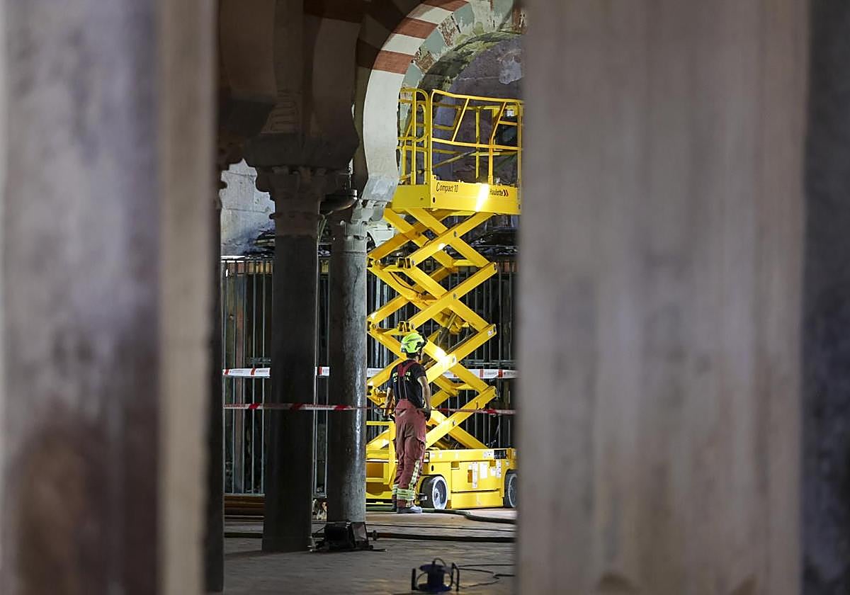 Bomberos en el interior de la Mezquita tras el incendio
