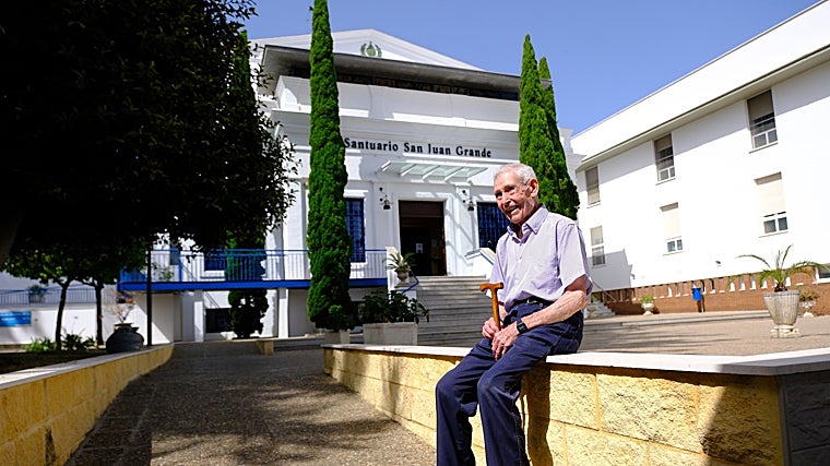 José Rodríguez Domínguez se ocupa de cuidar las plantas de su residencia de Jerez