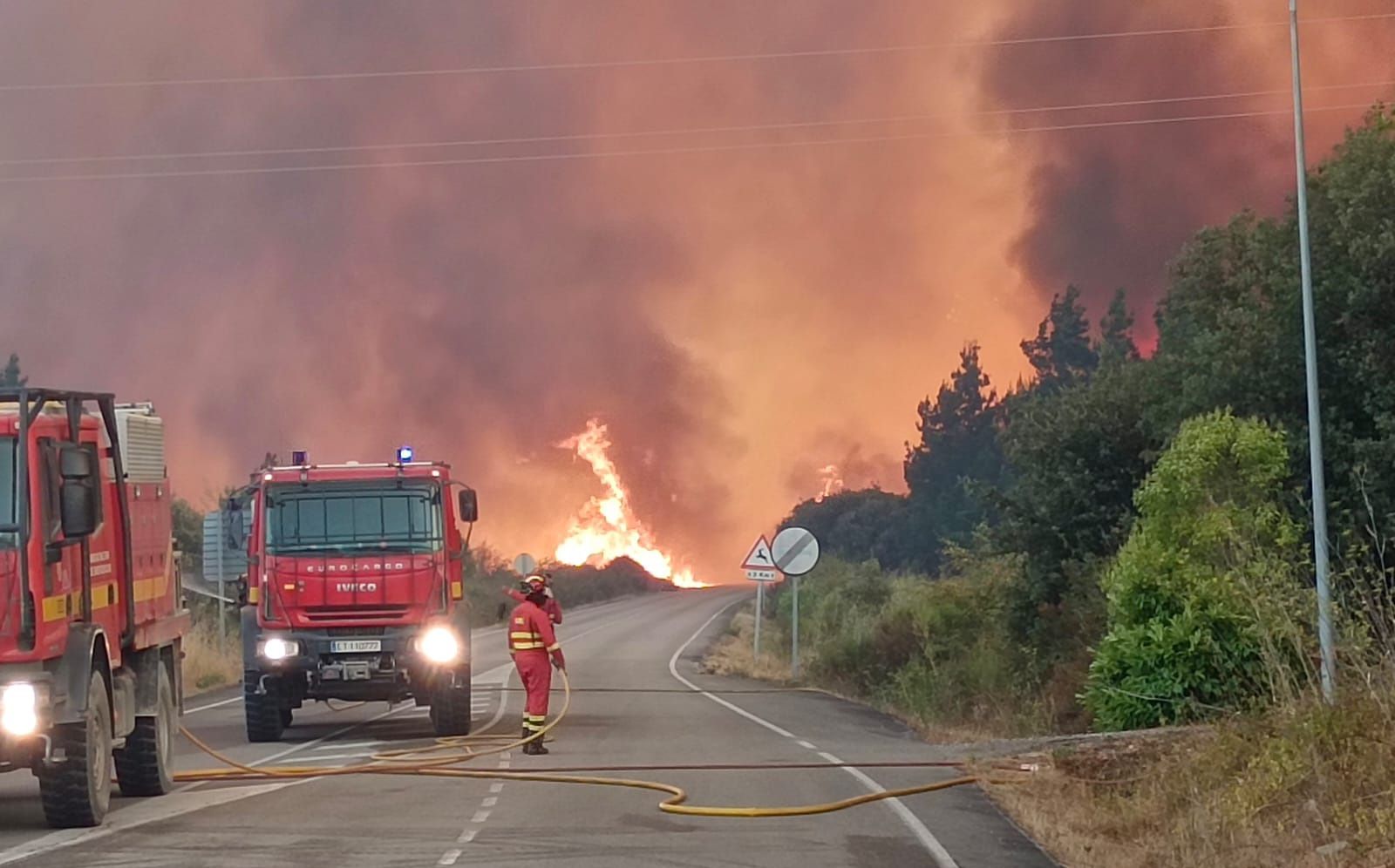 El fuego tiñe de negro Las Médulas: las impactantes imágenes de la tragedia