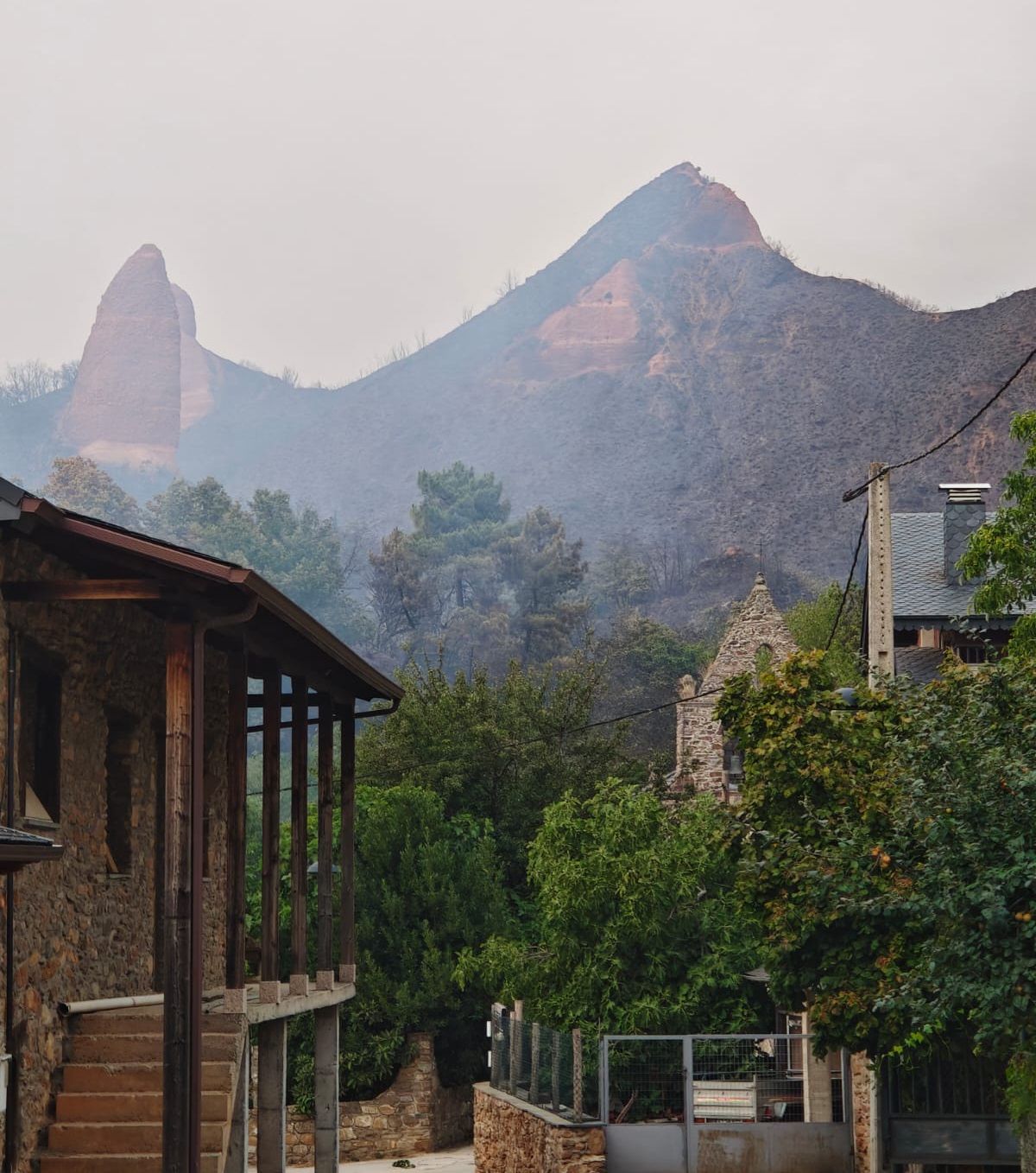 El fuego tiñe de negro Las Médulas: las impactantes imágenes de la tragedia