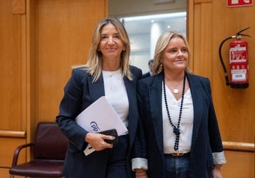 Alicia García y Mari Mar Blanco, en los pasillos del Senado