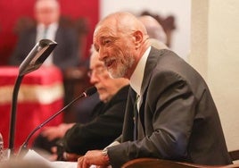 Arturo Pérez-Reverte durante una conferencia