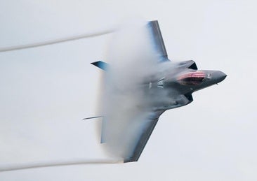 Sumar presionó a Robles para descartar los F-35 por ser de EE.UU. y airearlo